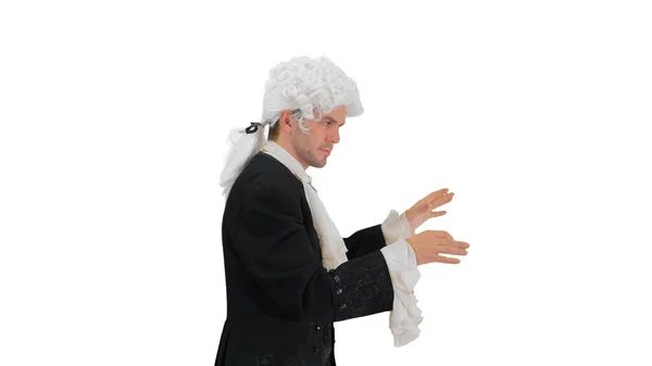 Man klädd som Mozart dirigerar när du går på vit backgr — Stockfoto