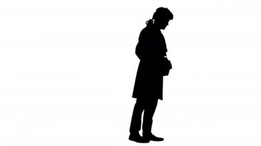 18. yüzyılda Siluet Adam hoş geldin jesti yapıyor..