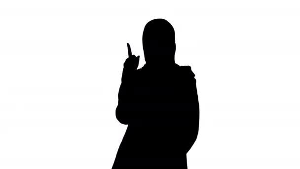 Silhouette Arab businesswoman in hijab raising finger and nodding head in approval. — Stock Video