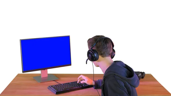 Gamer im Gespräch über das Spiel auf dem Bildschirm vor der Kamera auf weiß ba — Stockfoto