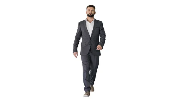 Серьезный бизнесмен с бородой и в официальном костюме ходить по W — стоковое фото
