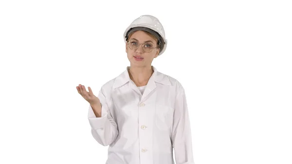 Érett mérnök nő kemény kalap és laboratóriumi kabát beszél és prese — Stock Fotó