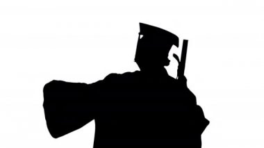 Siluet Mutlu kadın mezuniyet diploması ve telefonuyla selfie çekiyor..