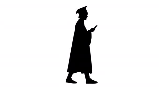 Havan tahtasından mezun gülümseyen bir kadın yürürken telefonuna mesaj atıyor.. — Stok video
