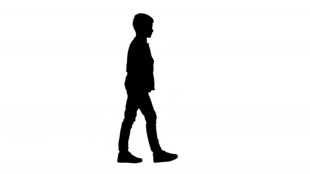 Σιλουέτα Νεαρό αγόρι με δερμάτινο μπουφάν που περπατάει με τα χέρια στις τσέπες του. — Αρχείο Βίντεο