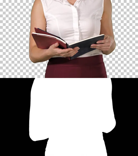 Жінка тримає блокнот і гортати сторінки дивлячись на нього, Ал — стокове фото