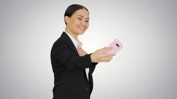 Glimlachende zakenvrouw neemt selfie op haar telefoon tijdens het lopen o — Stockfoto