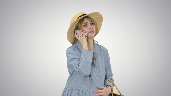 Orolig gravid kvinna talar i telefon med sammandragningar — Stockfoto