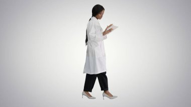 Afro-Amerikalı kadın doktor elinde bir tablet bilgisayar tutarken...