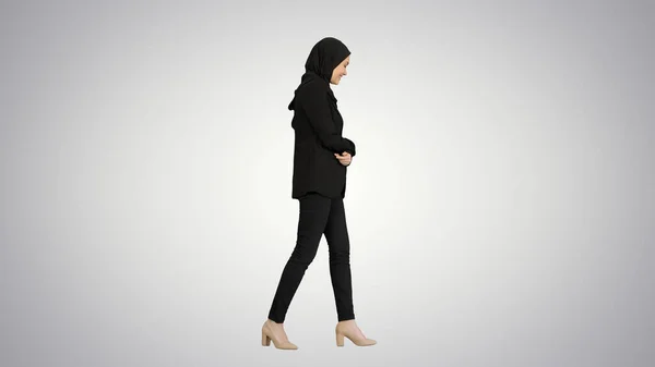 Улыбающаяся исламская женщина-модель в хиджабе ходит и смотрит — стоковое фото