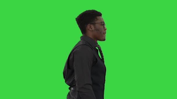 Empresário afro-americano de óculos e gravata dançando com as mãos enquanto caminha em uma tela verde, Chroma Key. — Vídeo de Stock