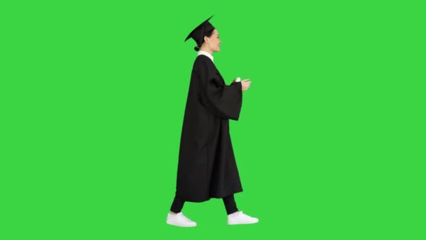 Graduada femenina enérgica caminando con diploma y dando un discurso motivador en una pantalla verde, Chroma Key. — Vídeos de Stock