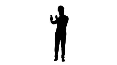 Güvenlik kaskı ve tişört giyen mühendis V yapıyor.