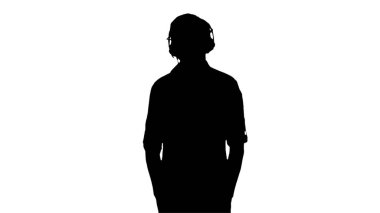 Kulaklıklı, müzik dinleyen sıradan bir genç adam.