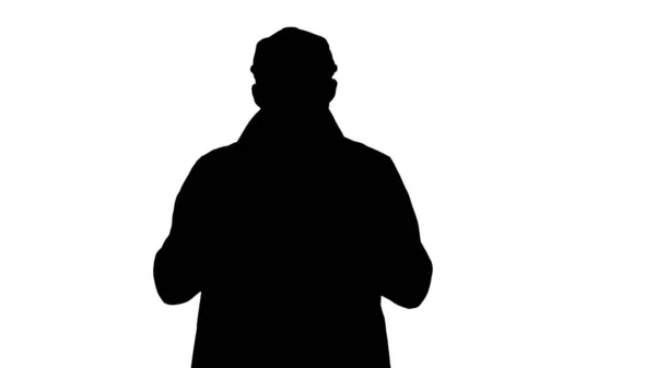 Silhouet Goed uitziende man die met camera praat en loopt. Denk na. — Stockfoto