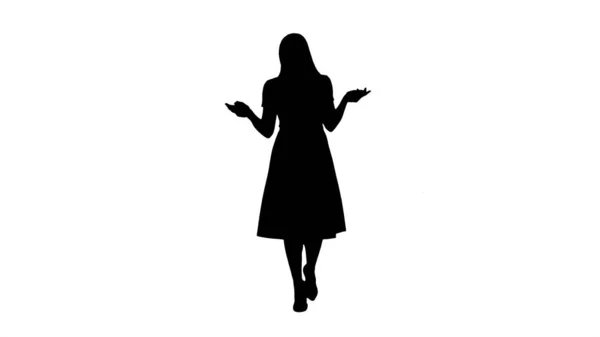 Silhouet gelukkig jong vrouw inpink jurk loopt in de richting van cam — Stockfoto