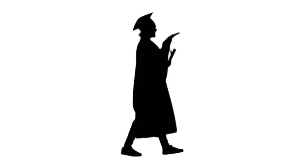Siluet Enerjik kadın mezun diploma ve giyle yürüyor — Stok fotoğraf