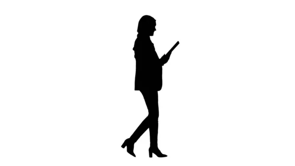Silhouette Graziosa donna d'affari araba utilizzando tablet computer whil — Foto Stock