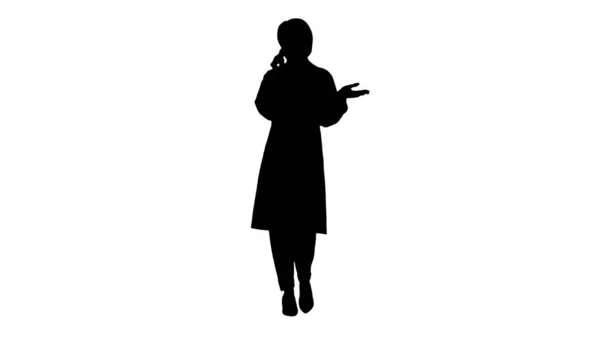 Afroamericano medico donna parlando al telefono mentre walkin — Foto Stock