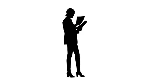 Silhouette σοβαρή Brunette Επιχειρηματίας ανάγνωση εγγράφων. — Φωτογραφία Αρχείου