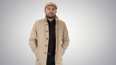 Siperdeki kendine güvenen adam ceplerinde el ele tutuşuyor ve yürüyor.