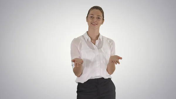 Mulher olhando para a câmera e falando em fundo gradiente — Fotografia de Stock