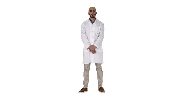 Dottore uomo è un po 'nervoso e spaventato in piedi su sfondo bianco. — Foto Stock