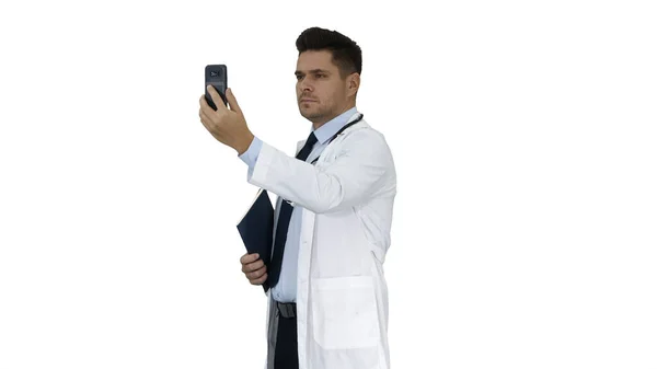 Médico varón haciendo una videollamada hablando con su paciente sobre fondo blanco. — Foto de Stock