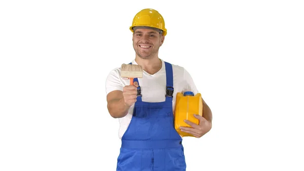 Trabajador sosteniendo pincel de pintura sonriendo a la cámara sobre fondo blanco. —  Fotos de Stock