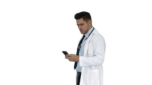Dokter maakt een serieus telefoongesprek op witte achtergrond. — Stockfoto