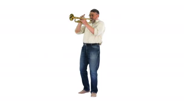 Musicien principal jouant de la trompette sur fond blanc. — Video