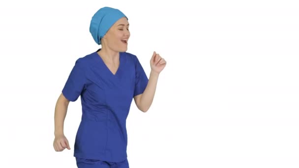 Sorridente medico femminile in uniforme blu danza e tifo su sfondo bianco. — Video Stock