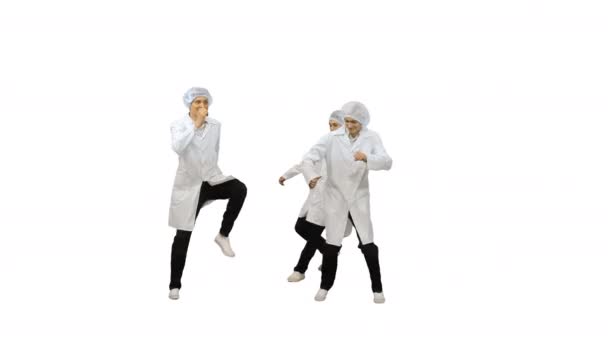 Tři muži lékaři v bílém plášti a ochranné čepice běží v rámu a začít dělat legrační tanec na bílém pozadí. — Stock video