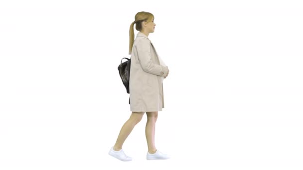 Feliz embarazo saludable Embarazada joven rubia caucásica caminando sobre fondo blanco. — Vídeos de Stock