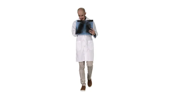 Lekarz radiolog patrząc na skan rentgenowski chodzenie na białym tle. — Zdjęcie stockowe