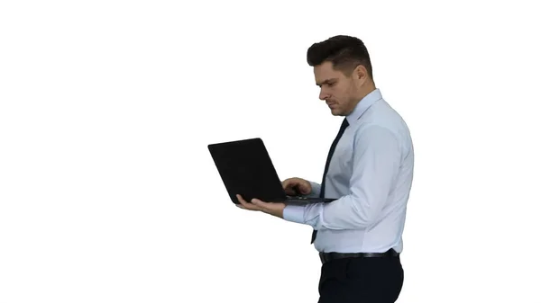 Uomo formale che cammina e utilizza laptop su sfondo bianco. — Foto Stock
