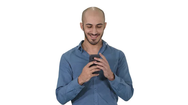핸드폰 스마트 폰 기록 메시지를 흰색 배경에 사용하는 성 스러운 남자. — 스톡 사진