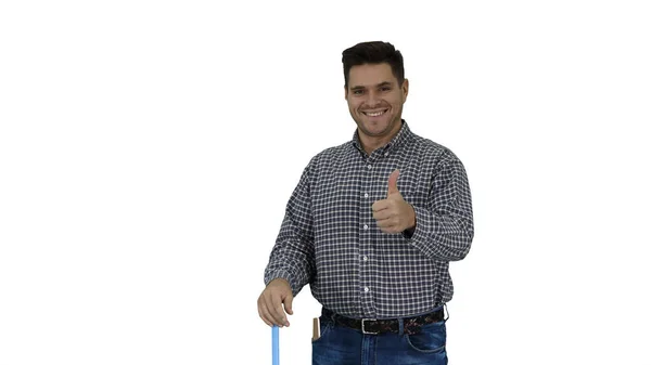 Entretien du sol et services de nettoyage Un homme décontracté nettoie le sol et montre le geste du pouce sur fond blanc. — Photo
