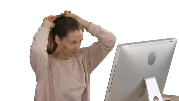 Office Lady em pulôver rosa com um pêlo da cauda do pônei trabalhando no computador em fundo branco. — Fotografia de Stock