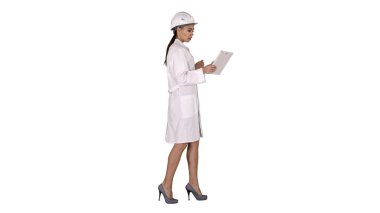 Tabletli kadın mühendis beyaz arkaplanda video çağrısı yapıyor