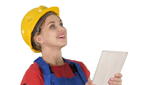 Ingeniera de construcción femenina con una tableta en un constru — Foto de Stock