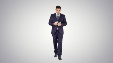 Takım elbiseli adam yürüyor ve para sayıyor..