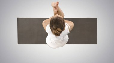 Yoga pozisyonunda duran çekici kız Garudasana Y