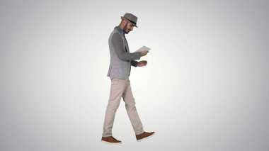 Tablet kullanan ve gülümseyen sıradan bir adam gradyan torbasında uyanırken