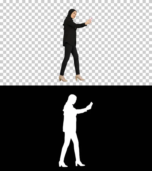 Młoda ładna muzułmanka w hidżabie mając wideo rozmowy na jej telefon — Zdjęcie stockowe