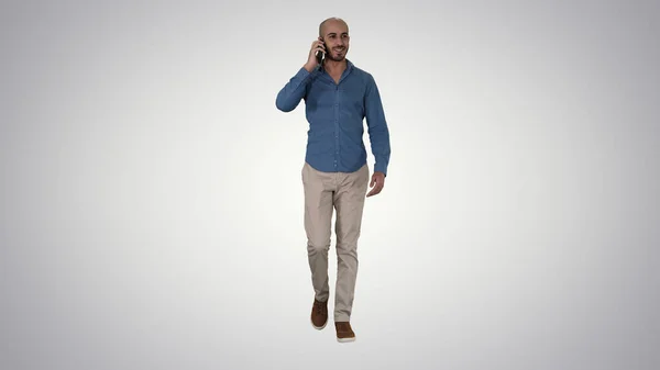 Jovem árabe homem andando e falando ao telefone e sorrir em gra — Fotografia de Stock