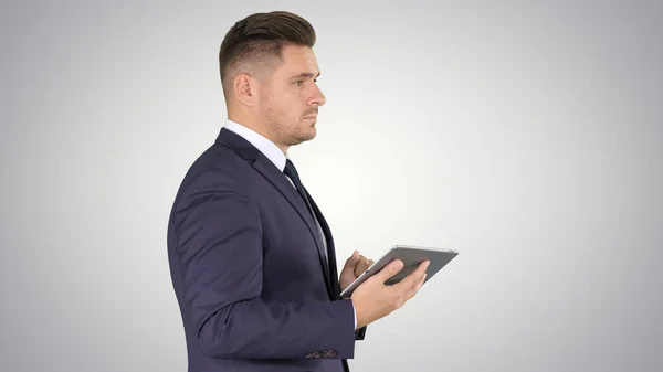 Joven hombre de negocios tocar tableta digital y comprobar el objeto en — Foto de Stock