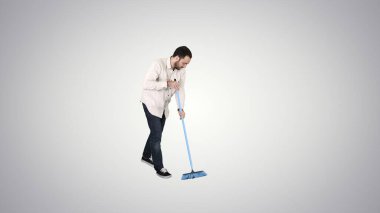 Genç adam yer fırçasıyla yerleri temizliyor..