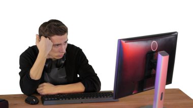 Online oyunu izlemenin hayal kırıklığını ifade eden üzgün oyuncu