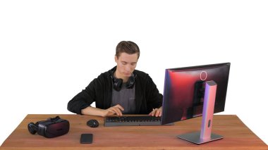 Oyuncu, kişisel bilgisayarda beyaz sırtında bir video oyunu oynuyor